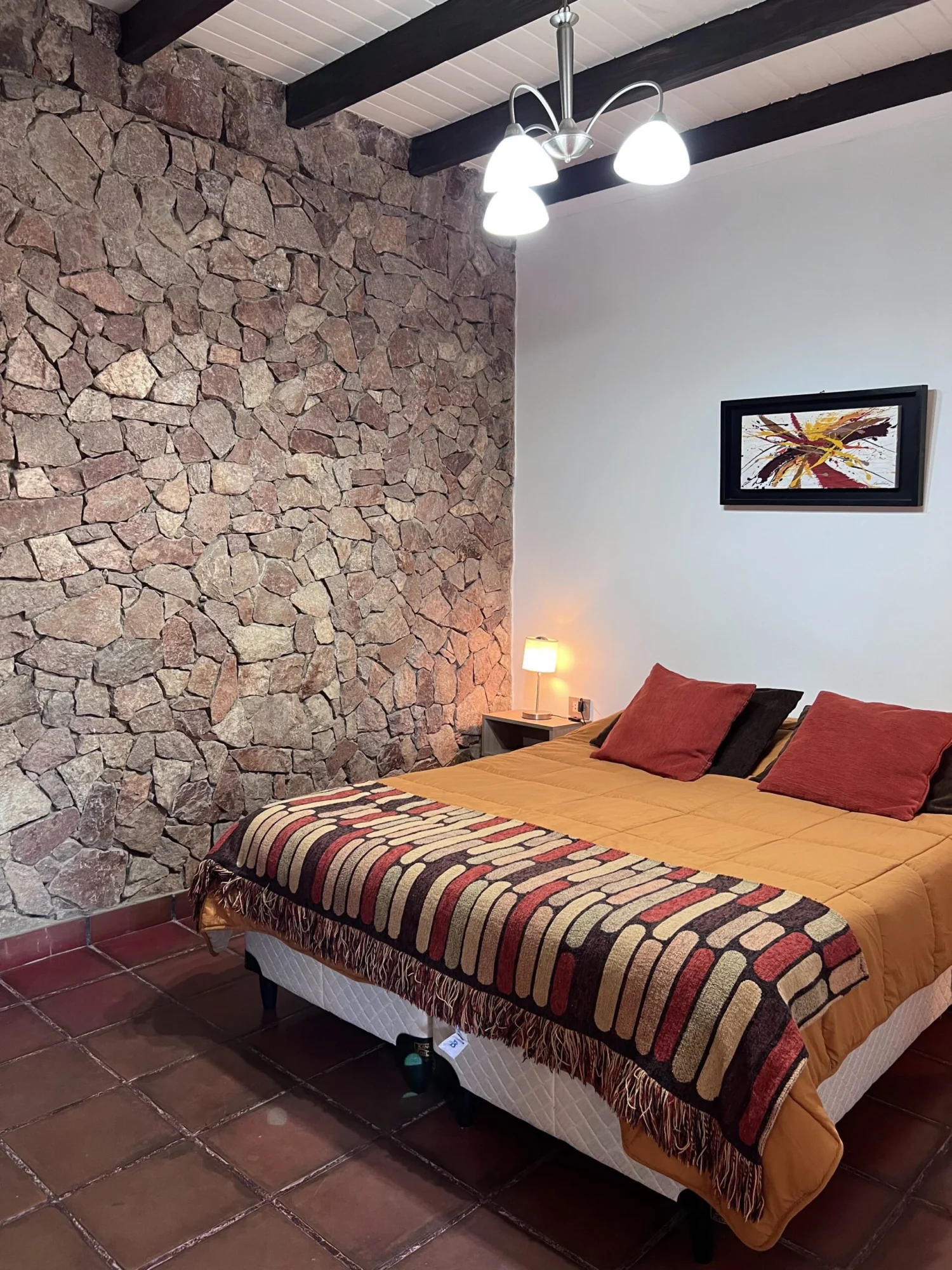 Suite Andina en Chilecito con vistas a la montaña y comodidades premium.